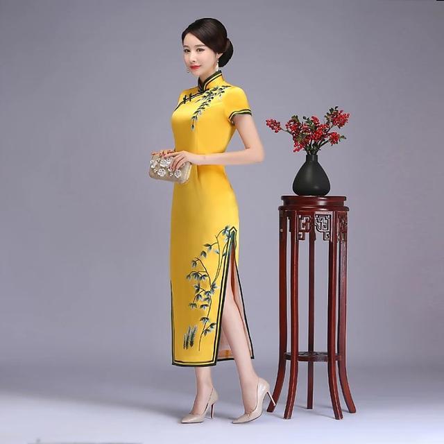 高級定制黃色水草繡花旗袍體現中國女人品味